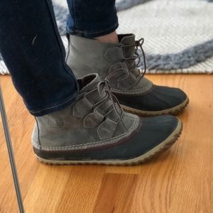 Sorel 'Out N About' waterproof duck boot - EUC